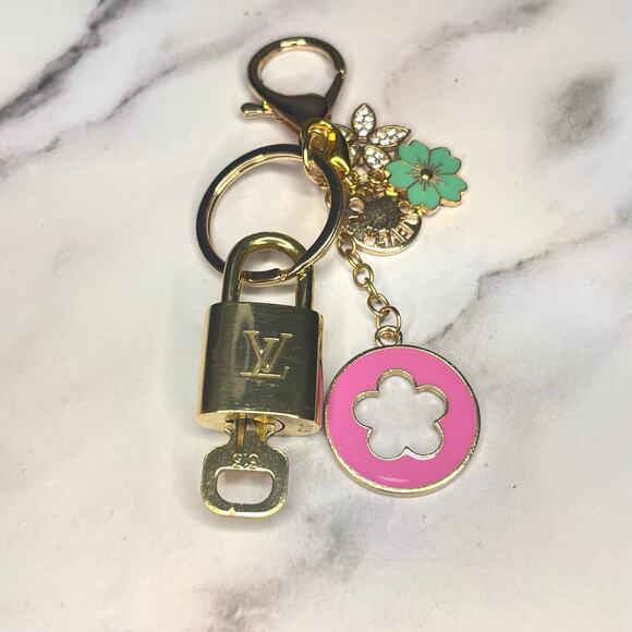 Louis Vuitton Lock & Key #313 w/ a Pink Clover Love Keychain & Green Daisy Charm - Picture 1 of 5